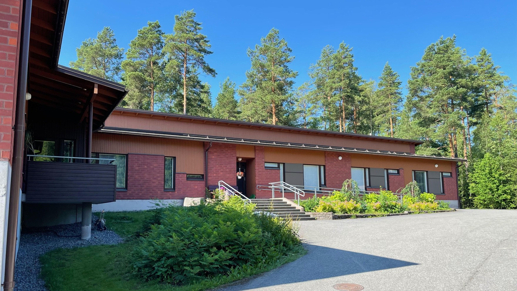 Selännekodin etupihaa ja sisäänkäynti.