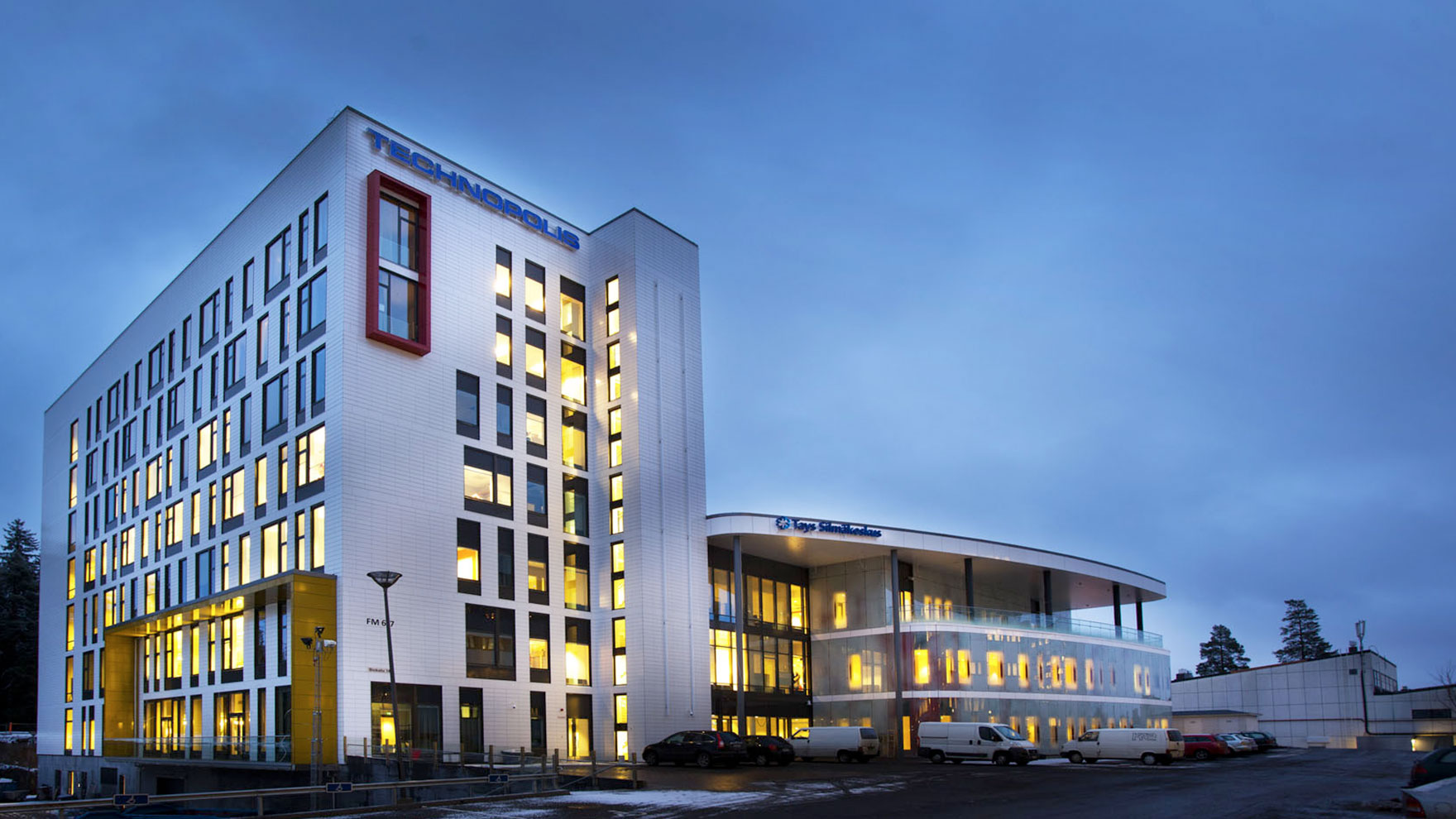 Silmäkeskuksen kiinteistö iltavalaistuksessa.