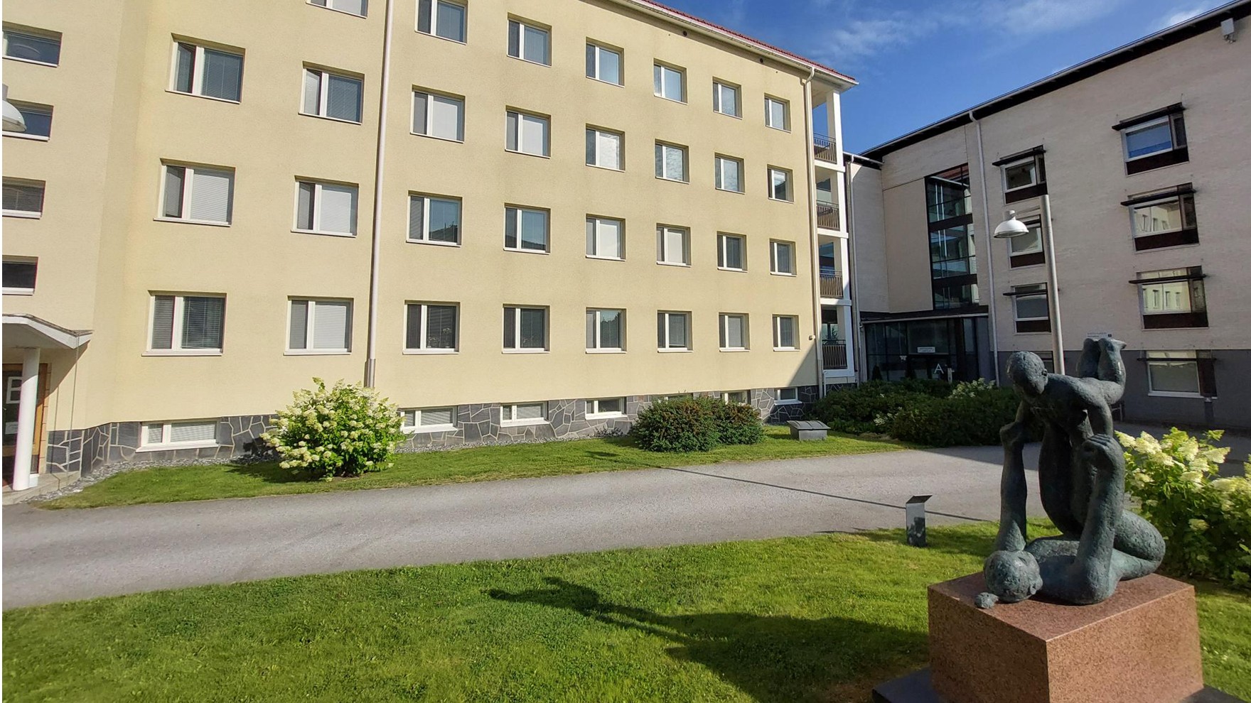 Jukolan julkisivu ja etuovi.