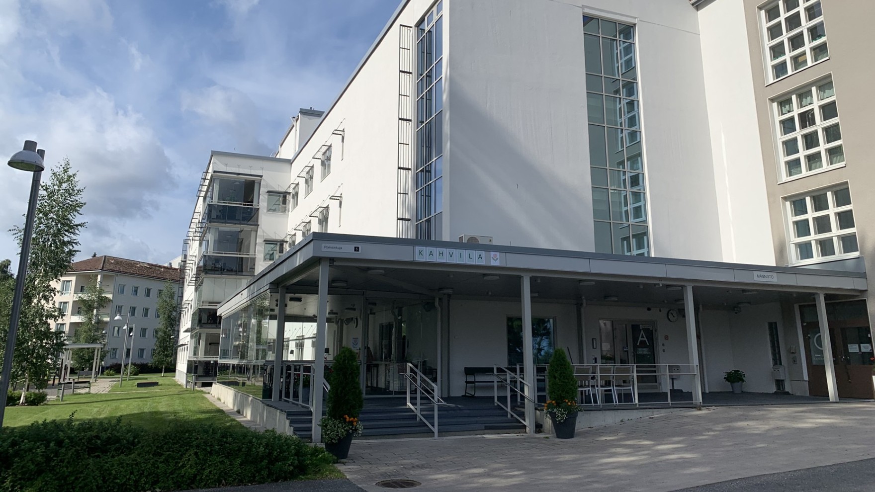 Koukkuniemen Männistön etuovi ja kahvilakioskin terassi.