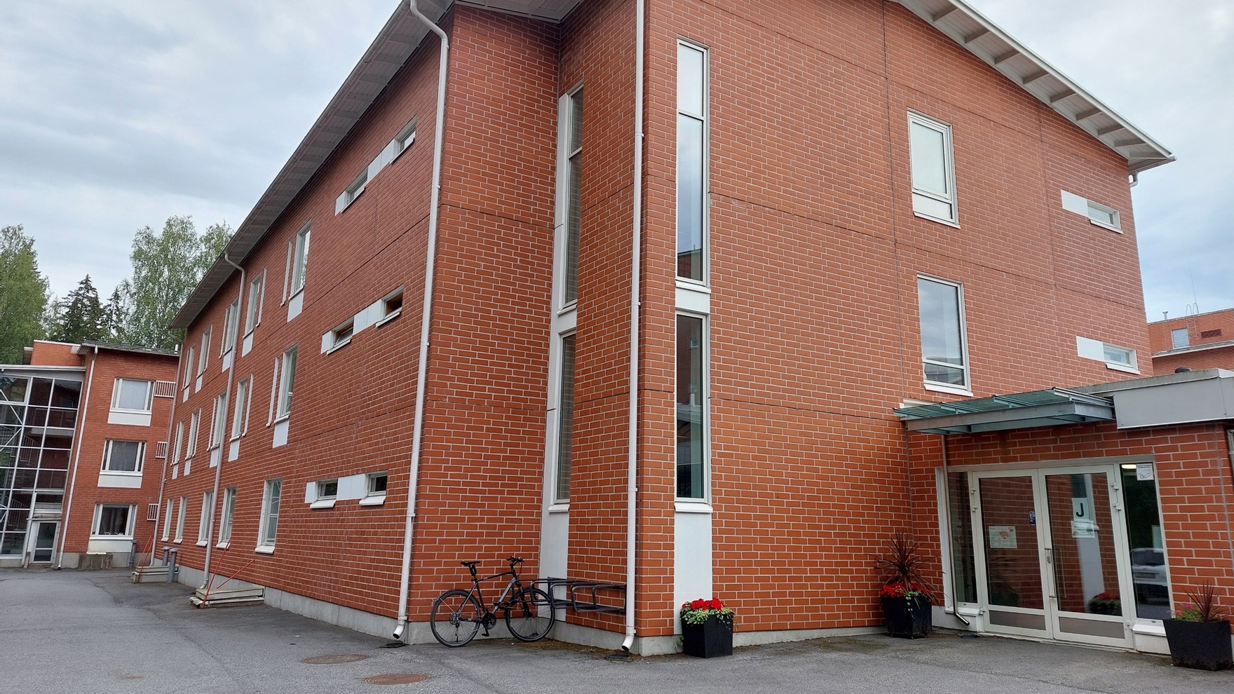 Tammenlehvän julkisivu ja etuovi.