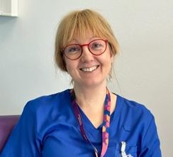 Kasvokuva asiantuntijahoitaja Tanja Toivosesta.