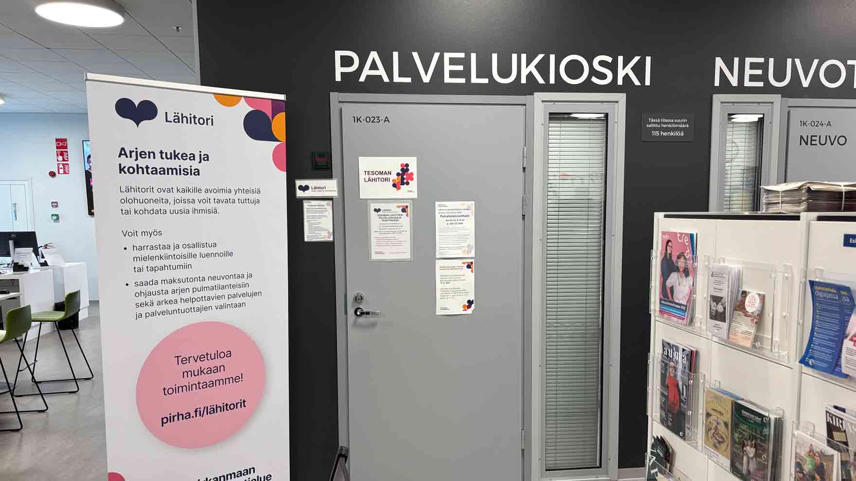 Sisätila, jonka seinässä lukee palvelukioski.