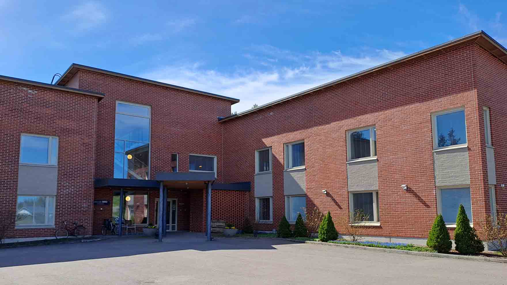 Punatiilisen kaksikerroksisen talon sisäänkäynti