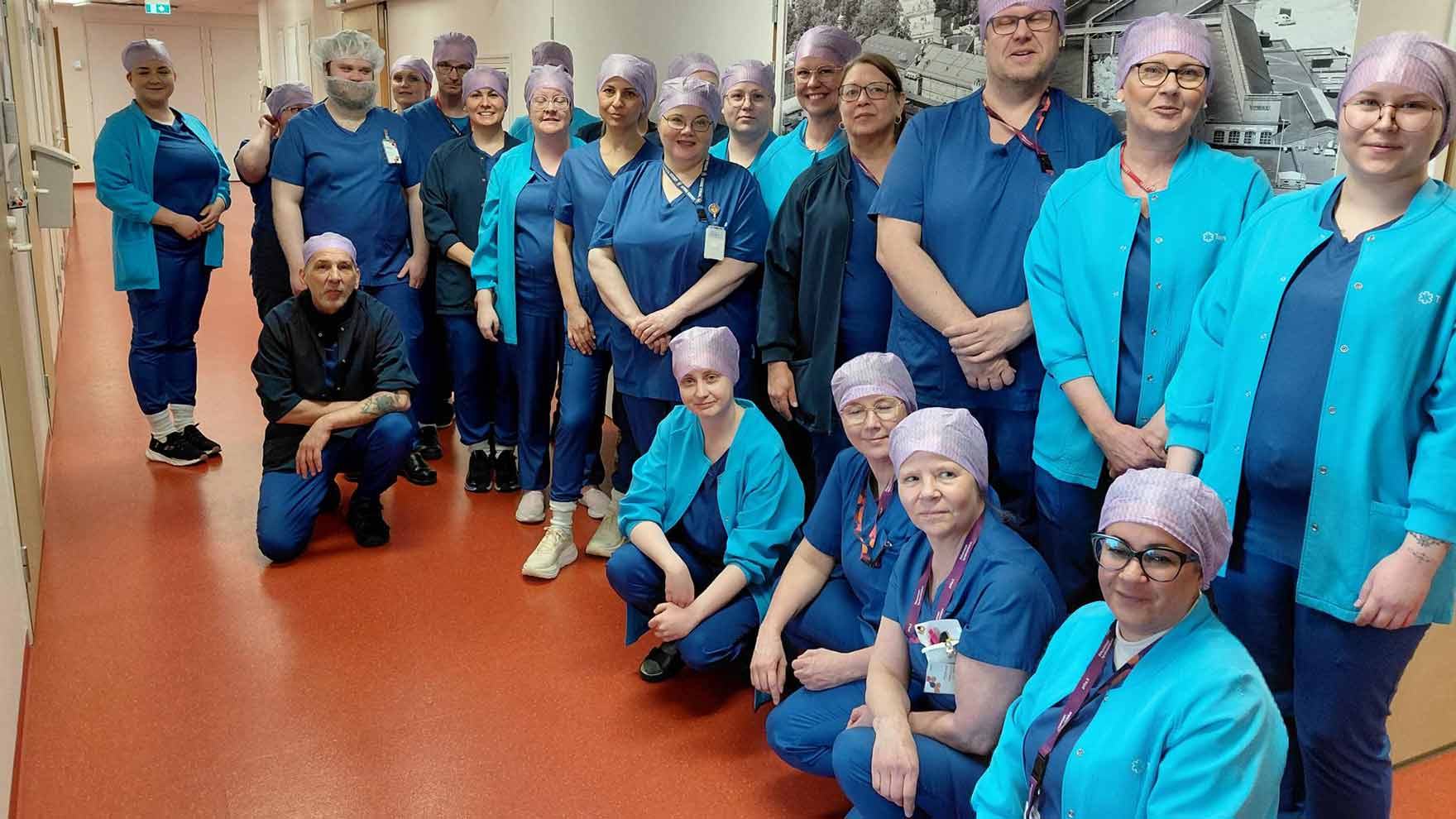 Välinehuoltajia ryhmäkuvaan kerääntyneenä.