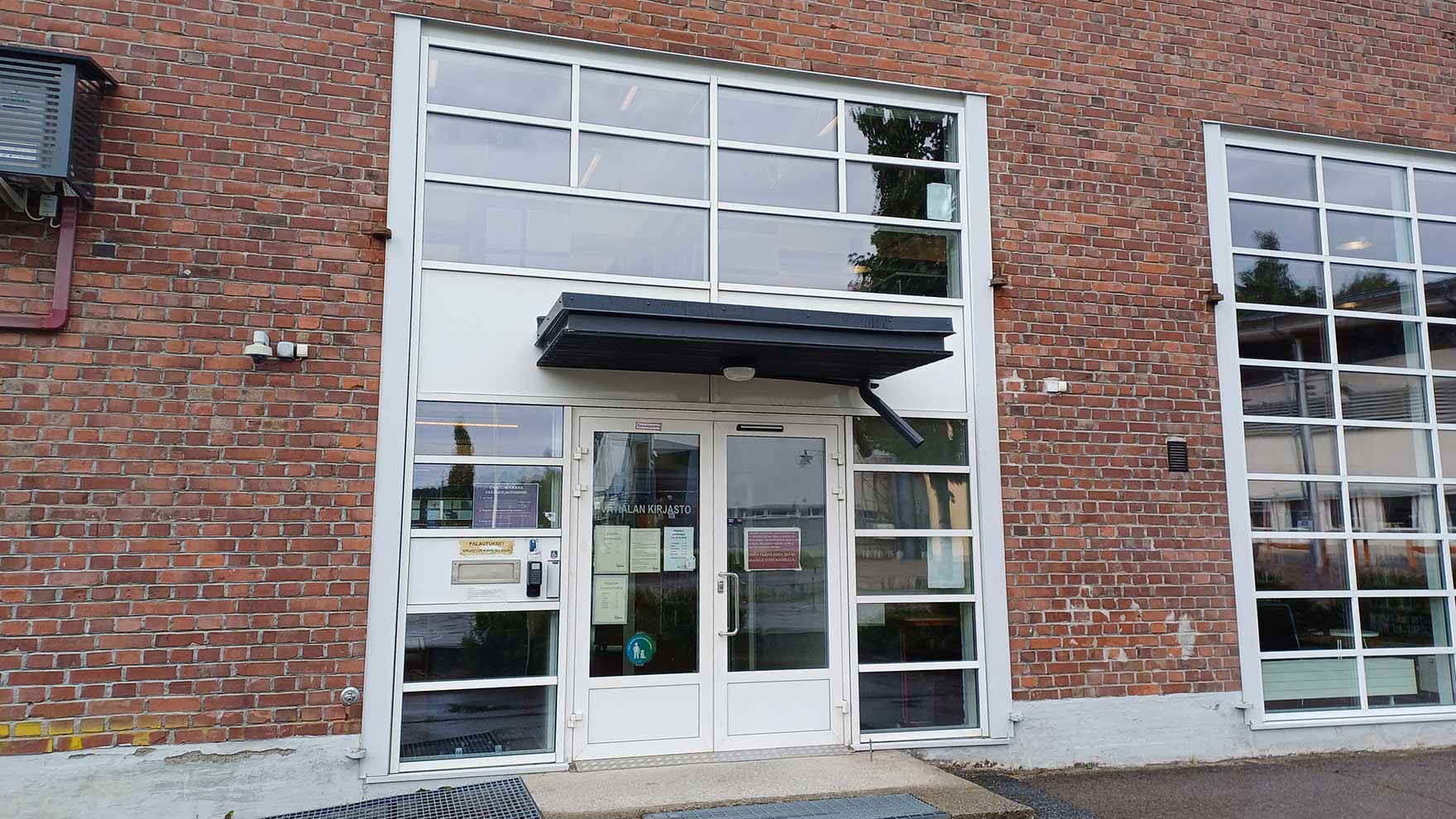 Vatialan kirjaston sisäänkäynti, jonka edessä on luiska.