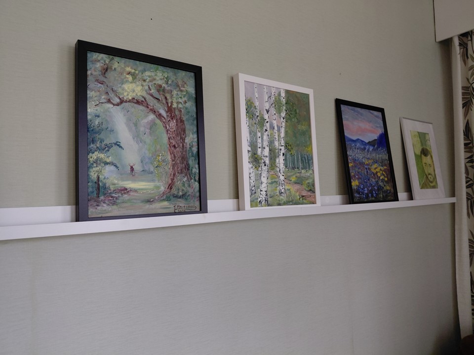 Venlantuvan seinällä on kävijöiden tekemiä tauluja.