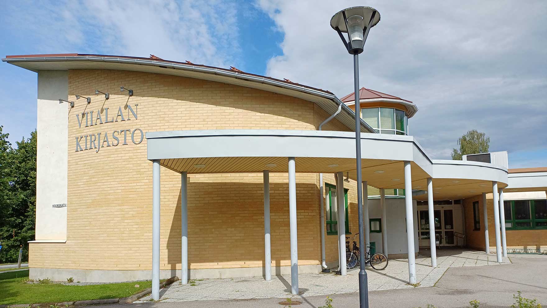 Viialan kirjaston keltatiilinen rakennus.