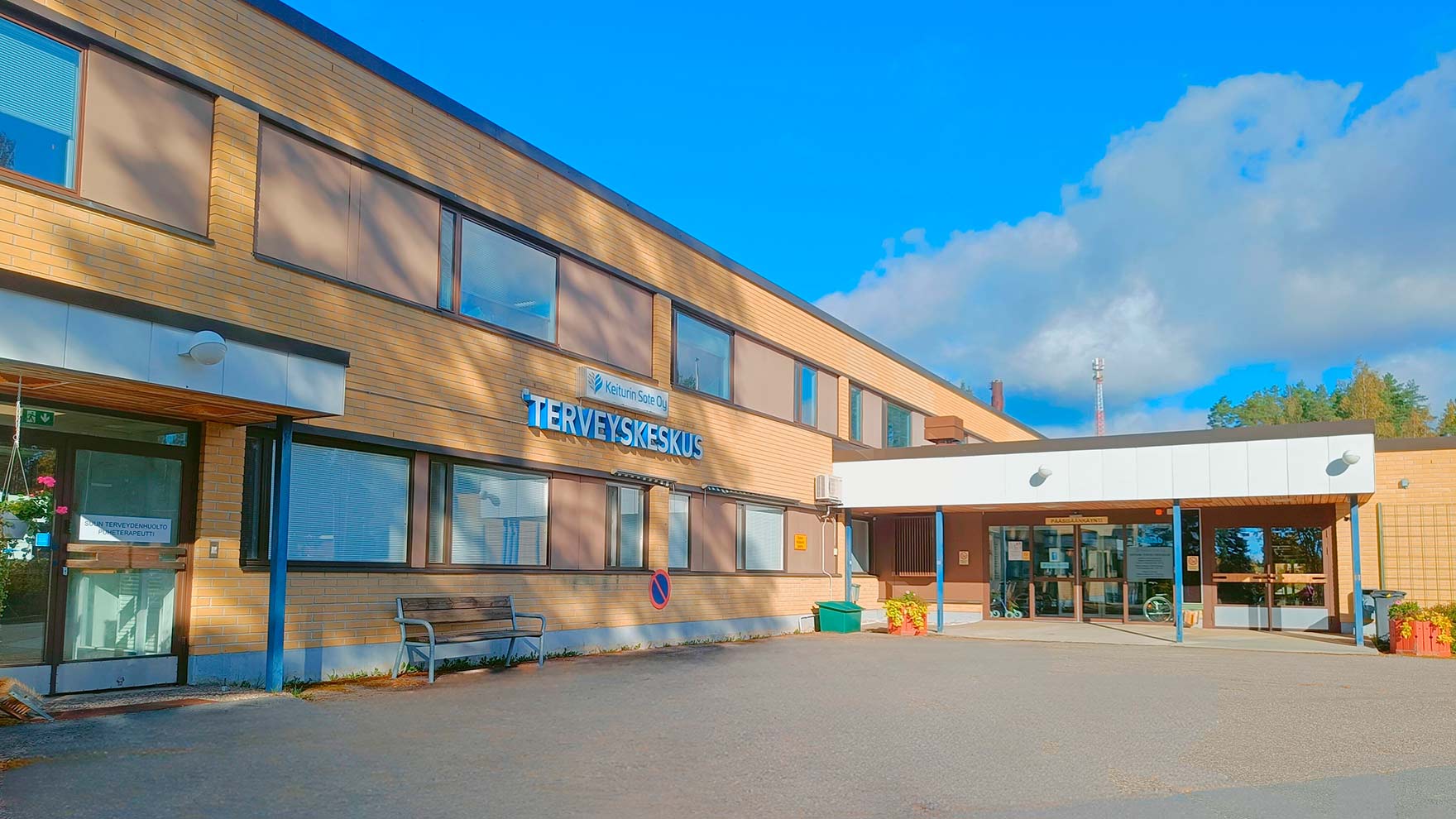 Vaaleanruskeatiilinen rakennus.