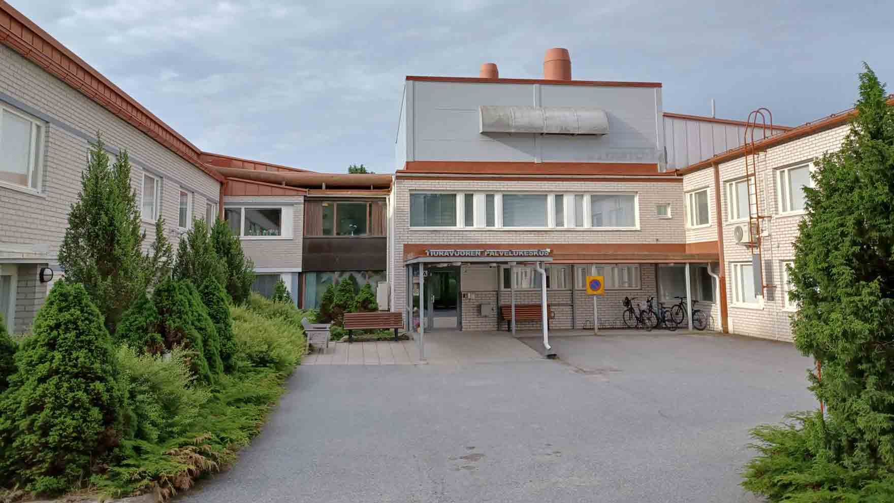 Vaaleatiilisen rakennuksen sisäänkäynti